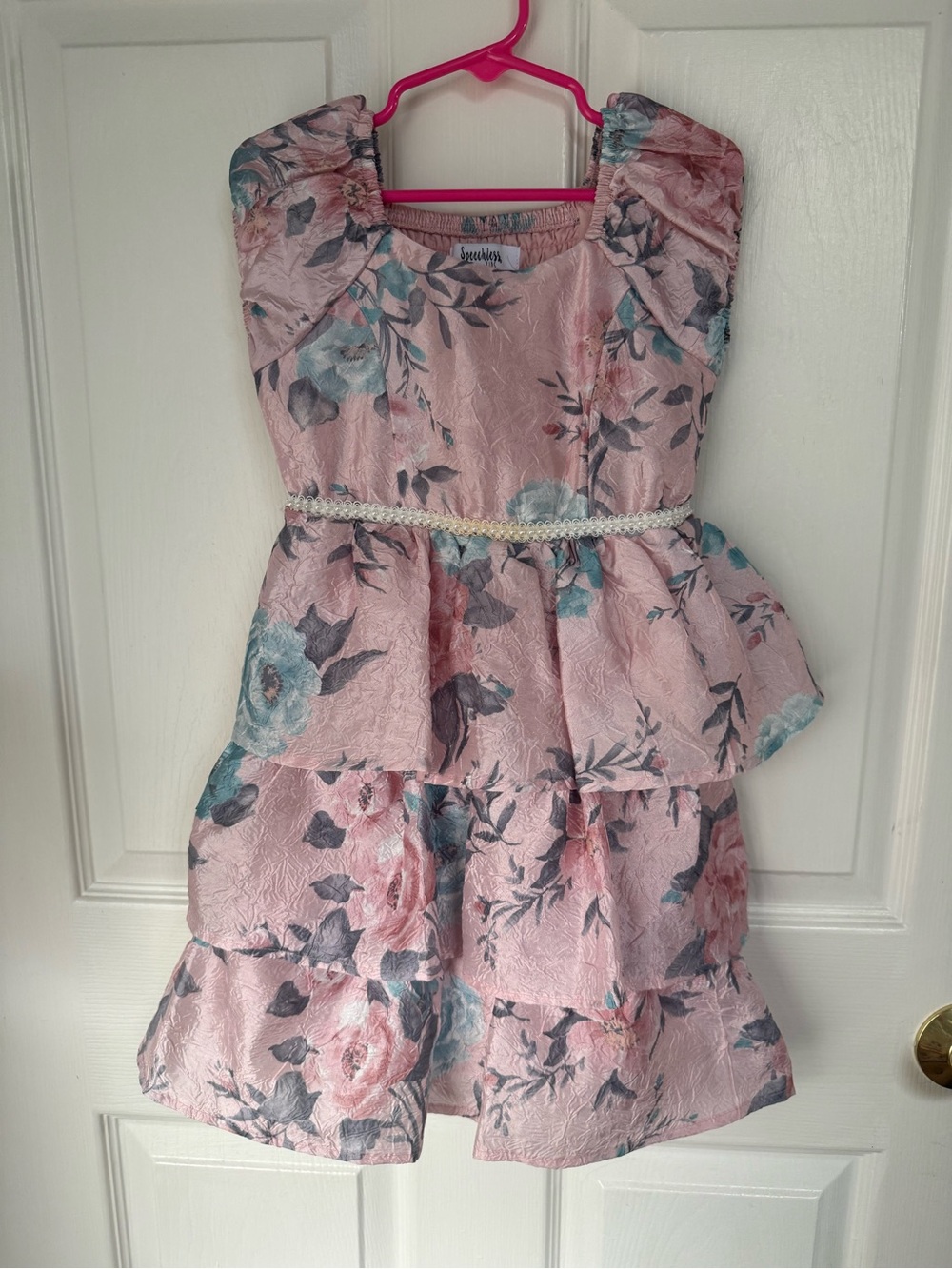 Girls Pink Floral Tiered Party Dress
Size 4t wear only 1 time